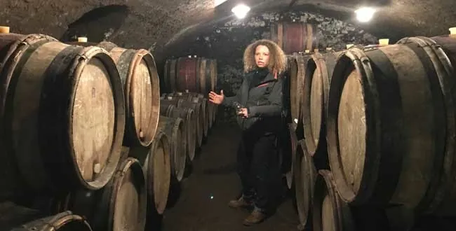 Camille Lapierre dans la cave du domaine, entre les fûts