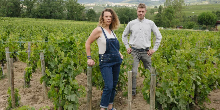 Camille et Mathieu Lapierre debout dans une vigne à Villié-Morgon